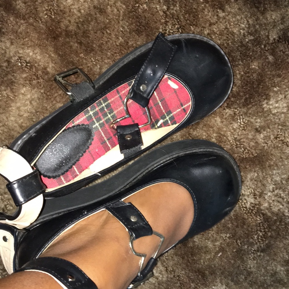 Heart buckle platforms